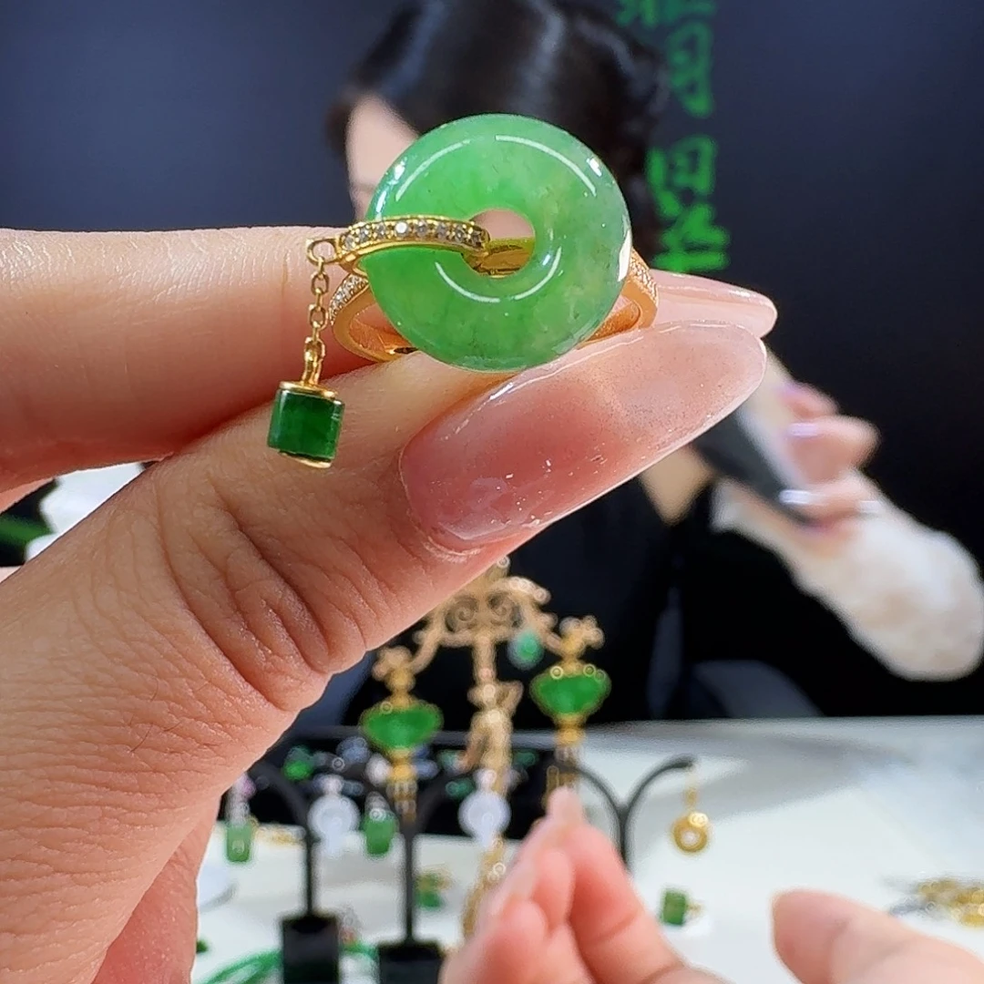 18K金镶嵌戒指翡翠18k镶嵌