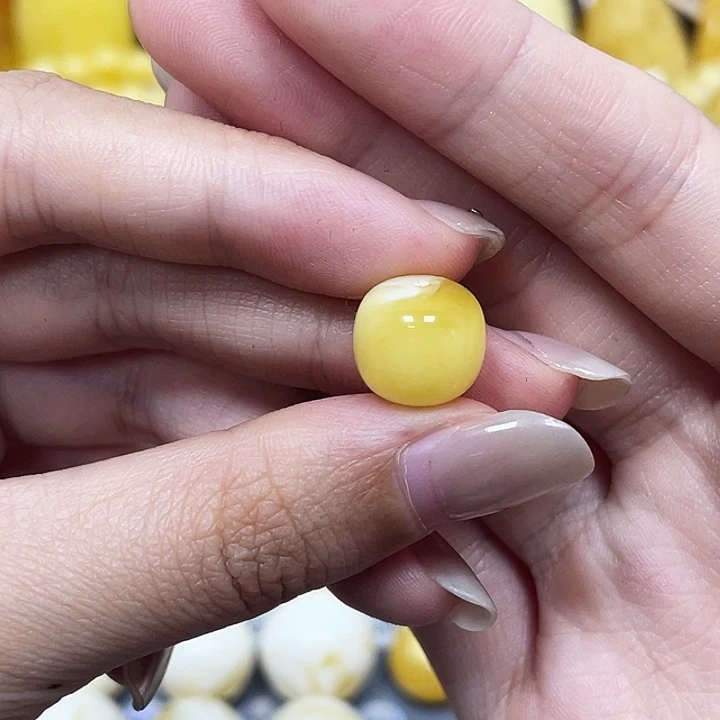 琥珀未镶嵌裸石11.5*10.5mm瑕 465