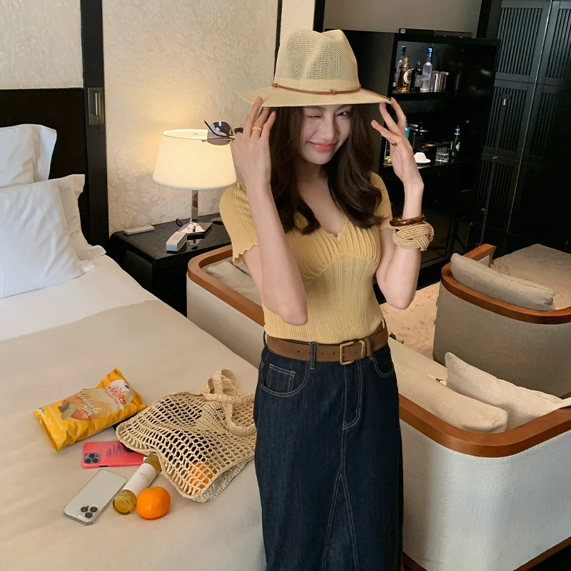 龍喜儿 薄款纯色v领短袖针织T恤法式设计感修身木耳边上衣J066