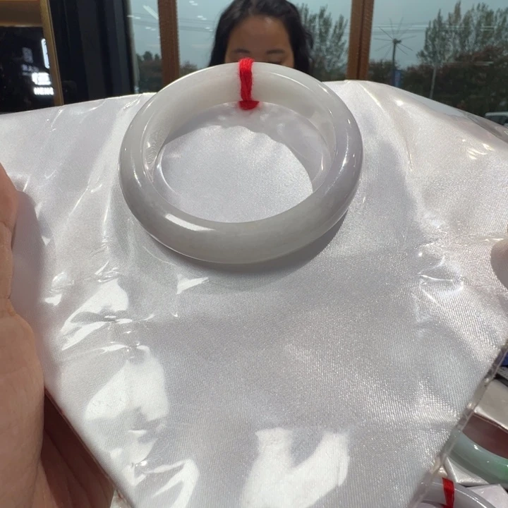翡翠未镶嵌手镯牛奶底飘紫5556