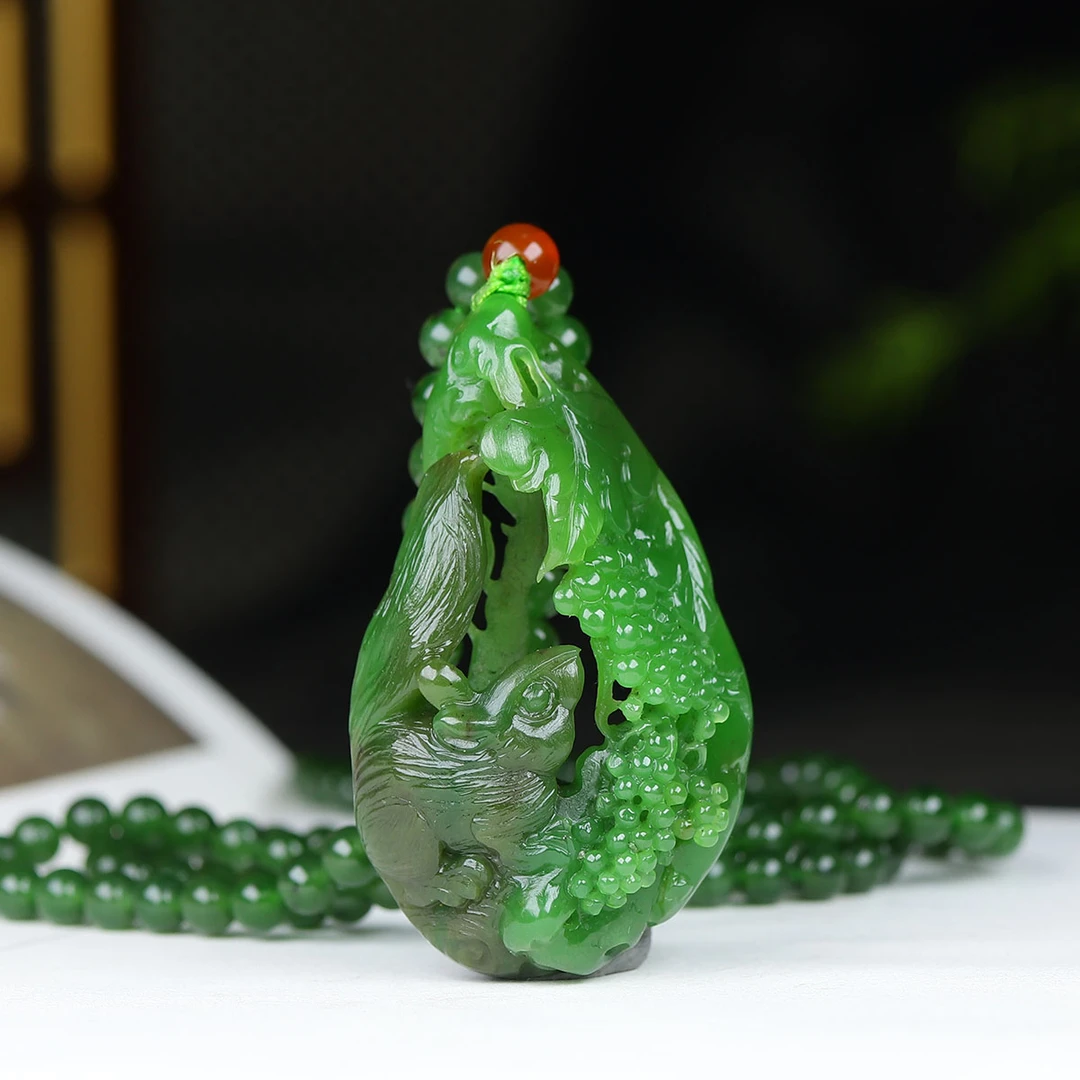 1230117和田玉碧玉松鼠挂件