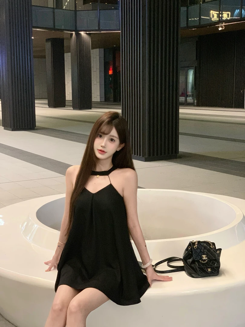 高级感纯欲风辣妹性感挂脖无袖背心吊带气质显瘦宽松法式小众上衣