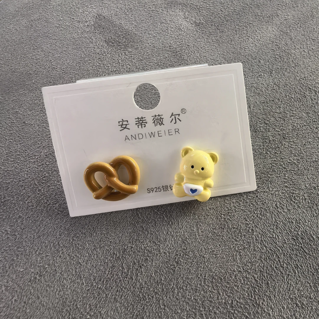 B823咖色碱水结黄色小熊耳钉耳饰