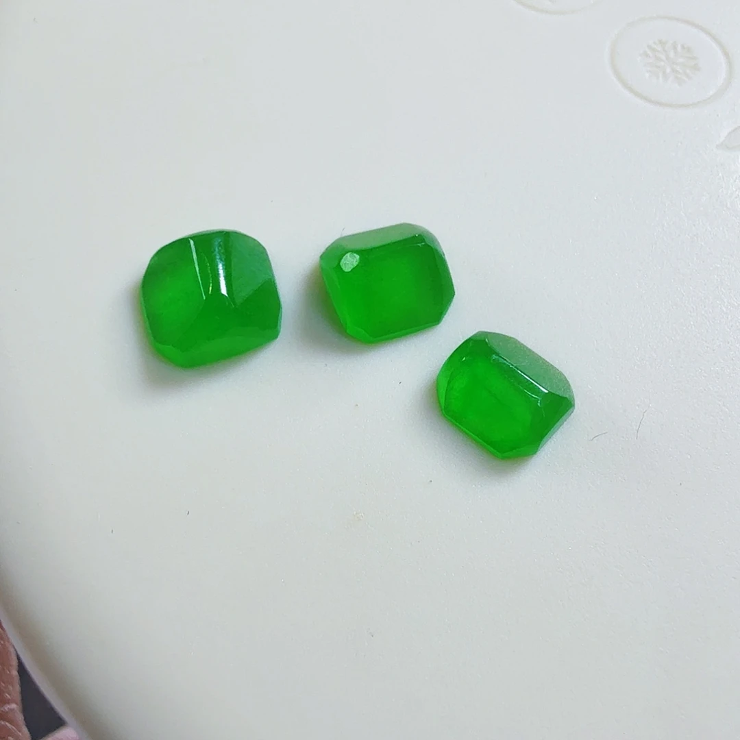 翡翠未镶嵌颈饰阳绿随行切割