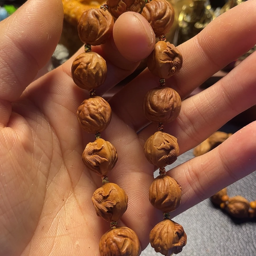 龙纹桃核雕刻金鱼