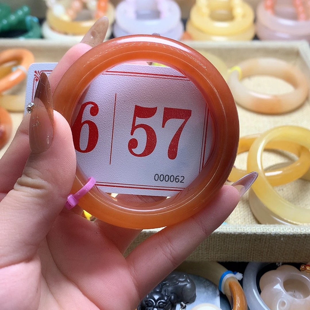 未镶嵌石英质玉（黄龙玉）手镯