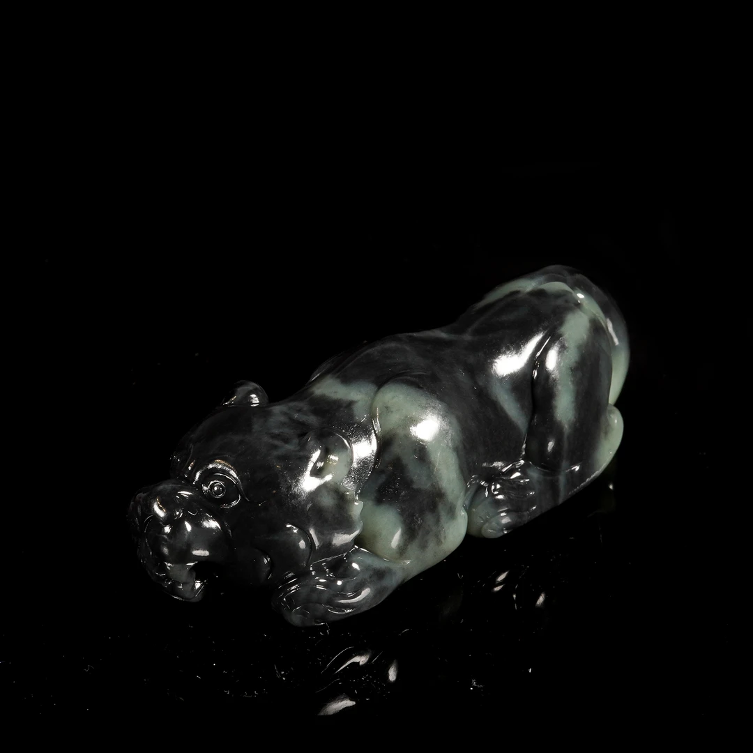 LOT.014和田玉雕卧虎把件/X2946
