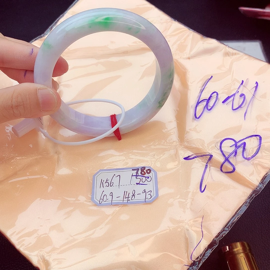 翡翠手镯未镶嵌翡翠