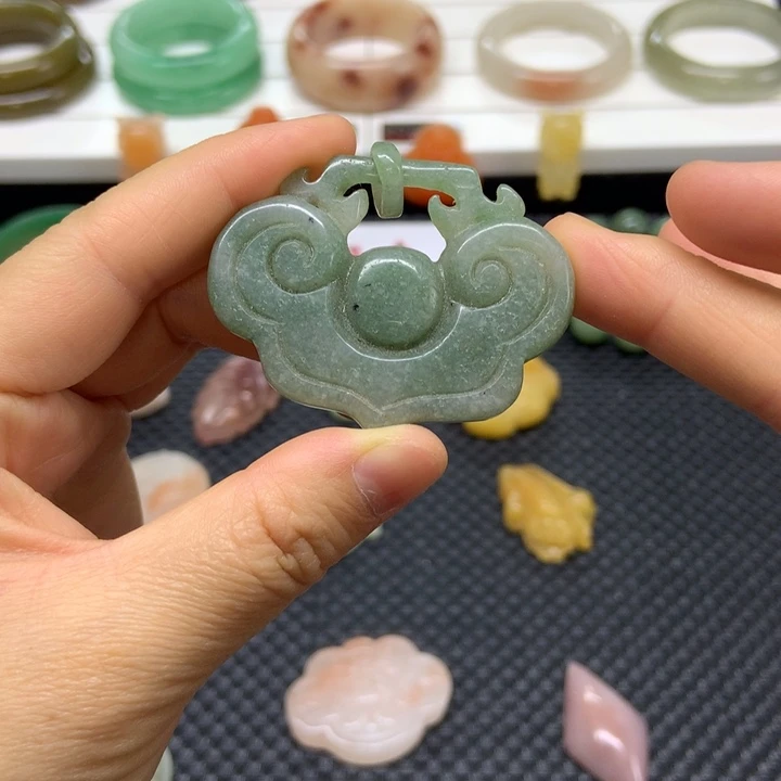 石英质玉未镶嵌颈饰