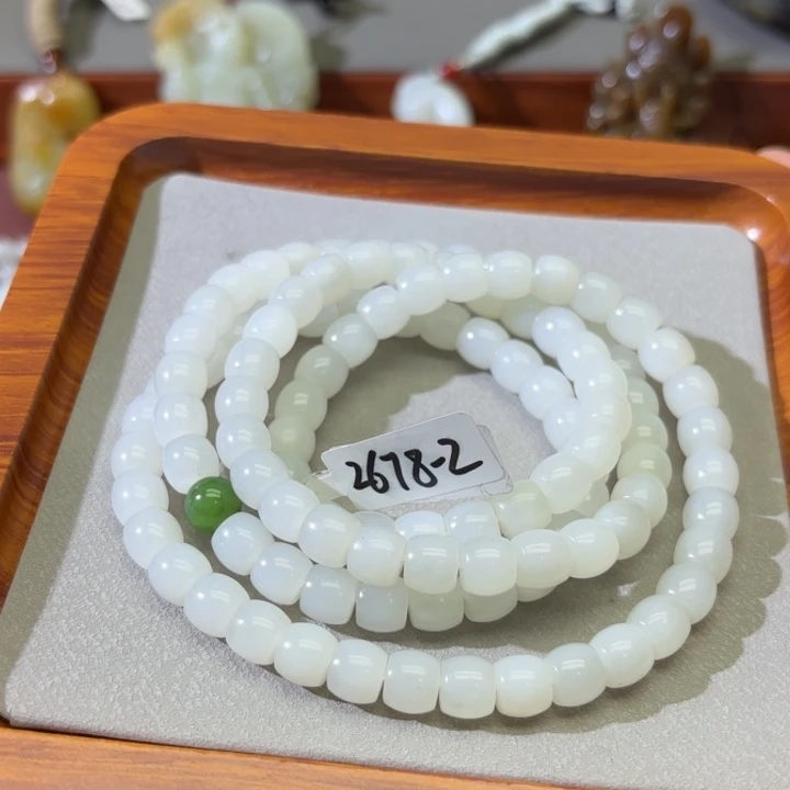 李***白和田玉未镶嵌颈饰