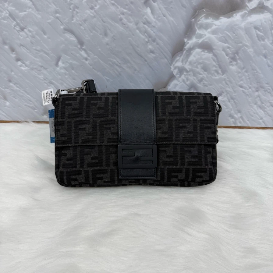 95新 FENDI/芬迪 1239 4187  芬迪老花斜挎包