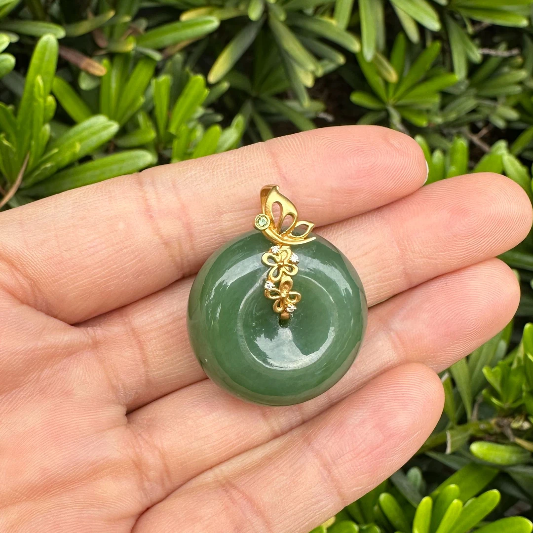 和田玉粉绿平安扣18K金扣头镶嵌