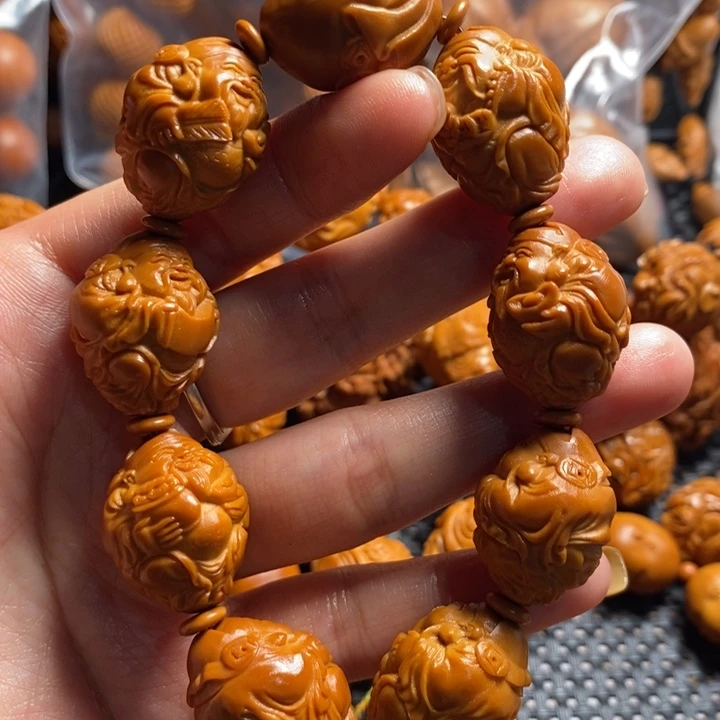 橄榄核吊坠八方财神