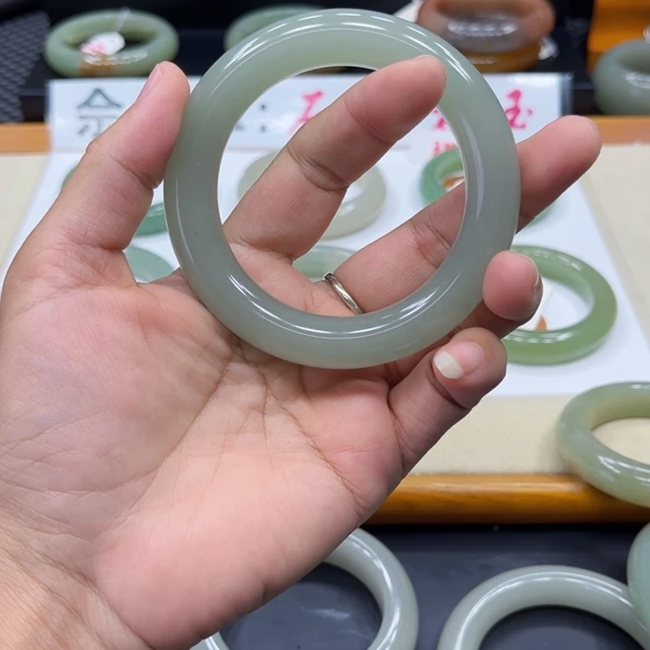 未镶嵌手镯石英质玉闲****?