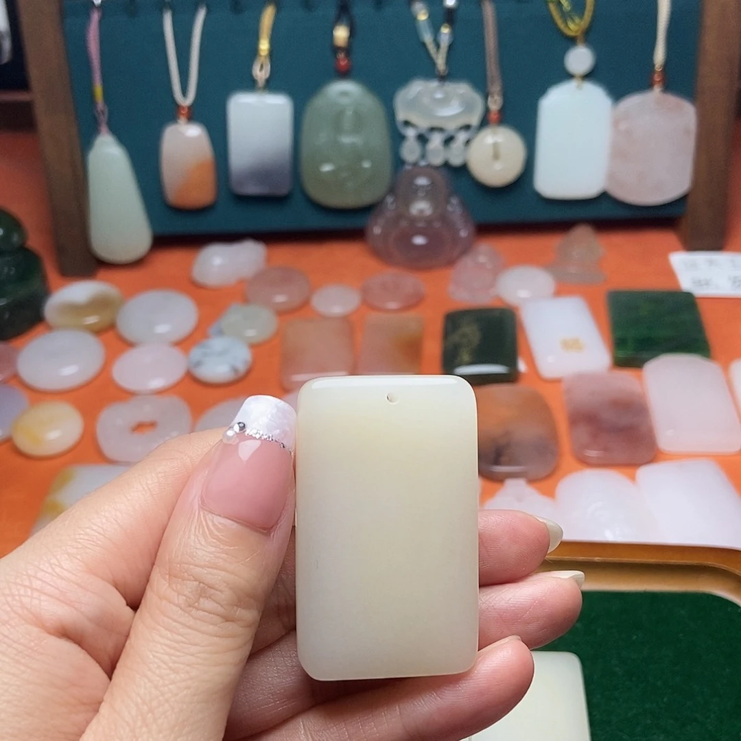颈饰未镶嵌石英质玉（金丝玉）