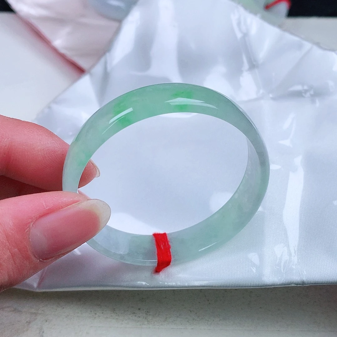 翡翠手镯未镶嵌。。
