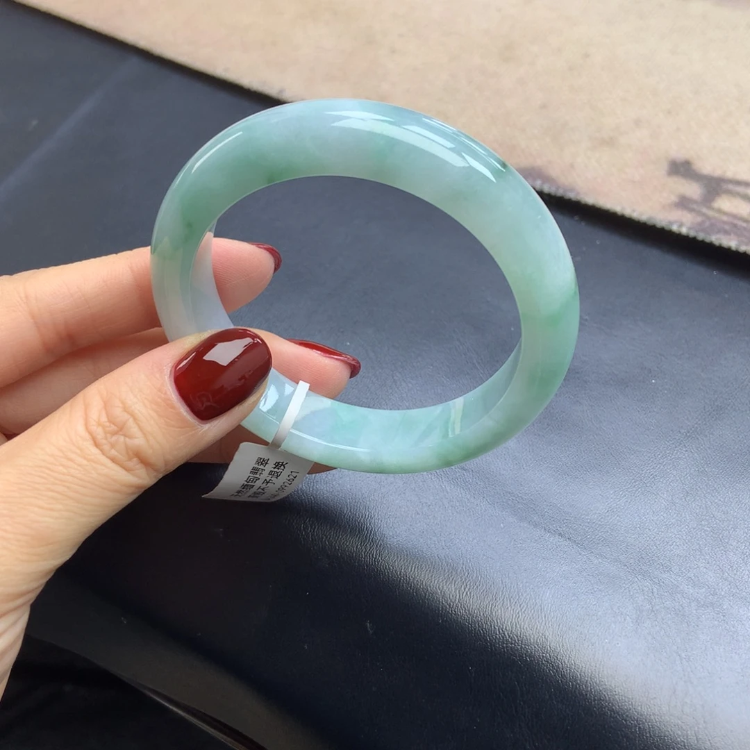 翡翠未镶嵌手镯飘绿