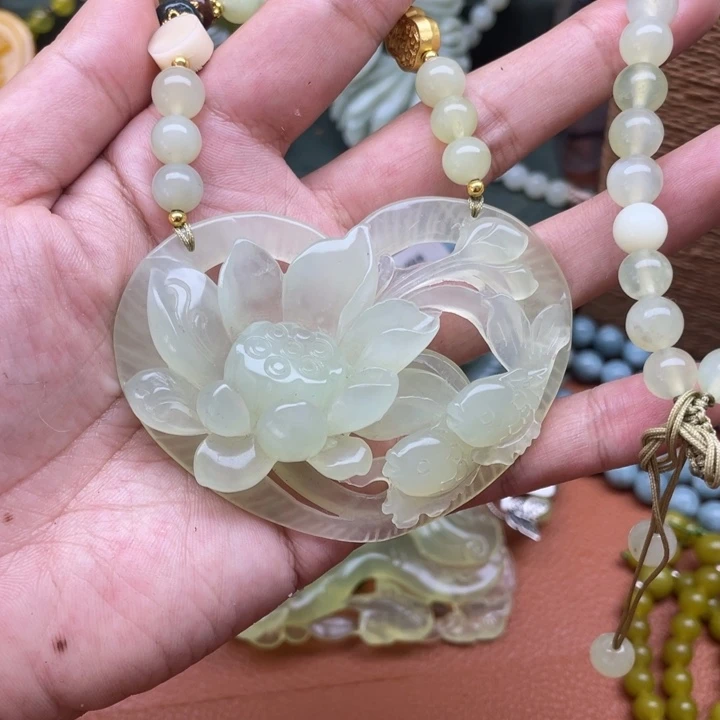 蛇纹石玉吊坠合金