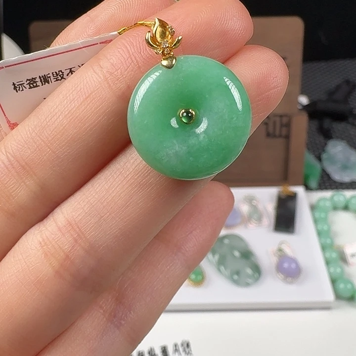 翡翠18K金镶嵌颈饰