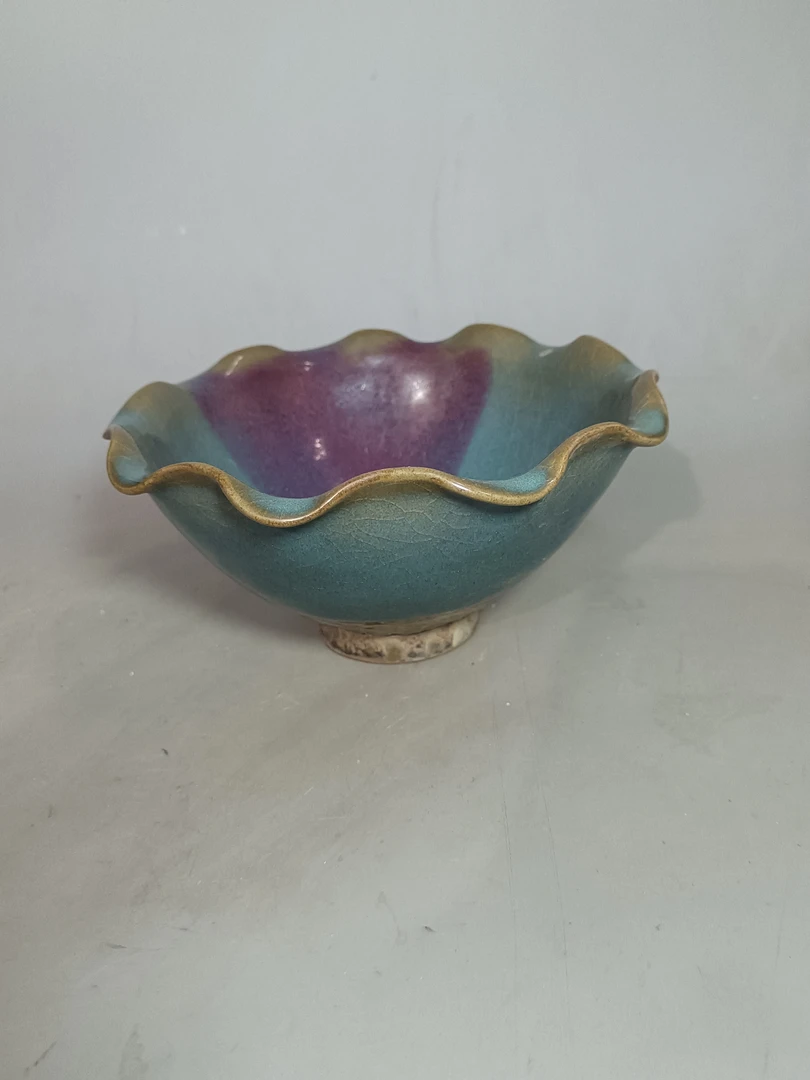 钧窑花口碗，天蓝釉带红斑