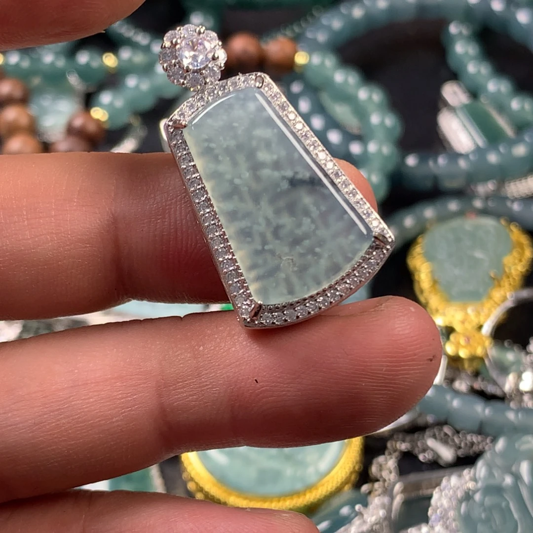 翡翠未镶嵌颈饰无事牌