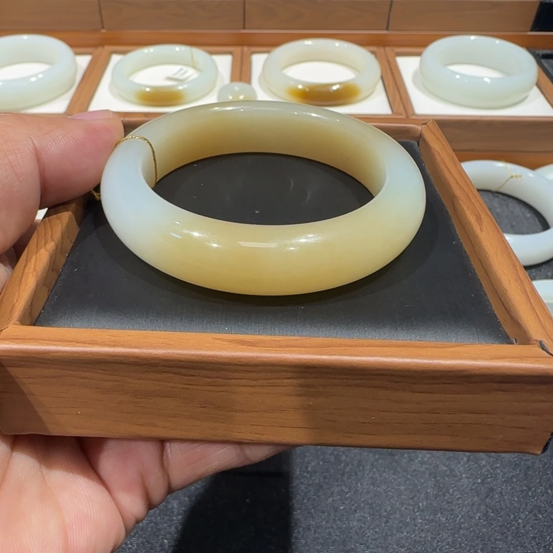 和田玉未镶嵌手镯