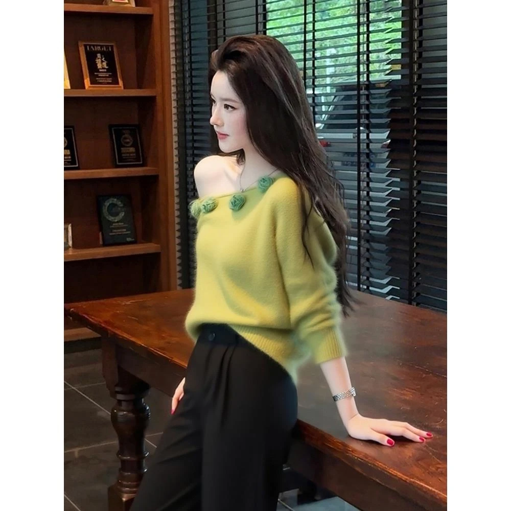 .绿色斜肩立体花朵装饰针织衫长袖女2025秋冬新款氛围感毛衣上衣.