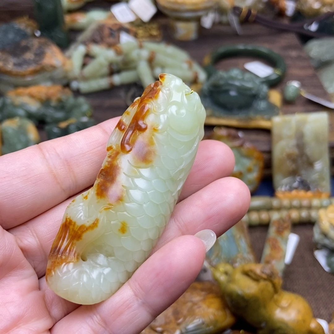 伟***国未镶嵌岫岩河磨玉（透闪石质玉）珠宝奇石
