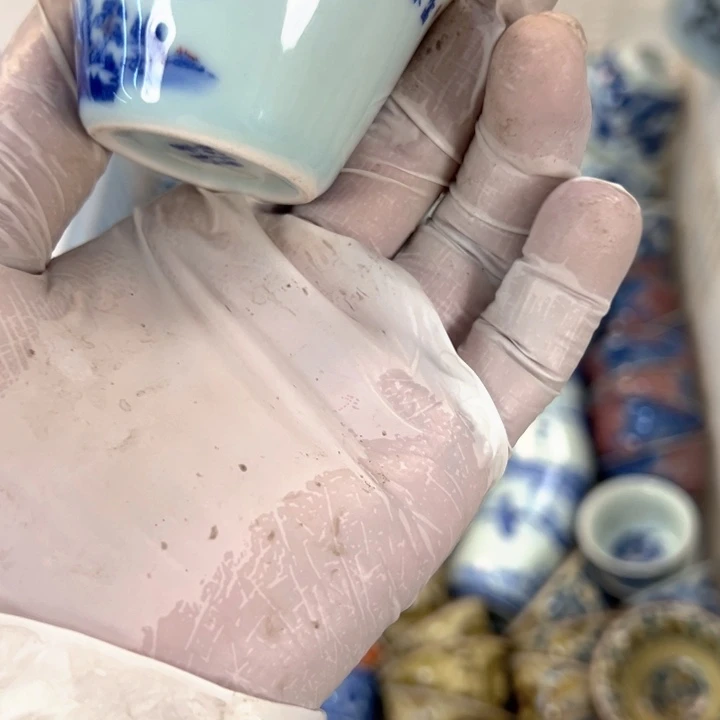 卧***李瓷片白青花富春山居斗笠客杯微瑕