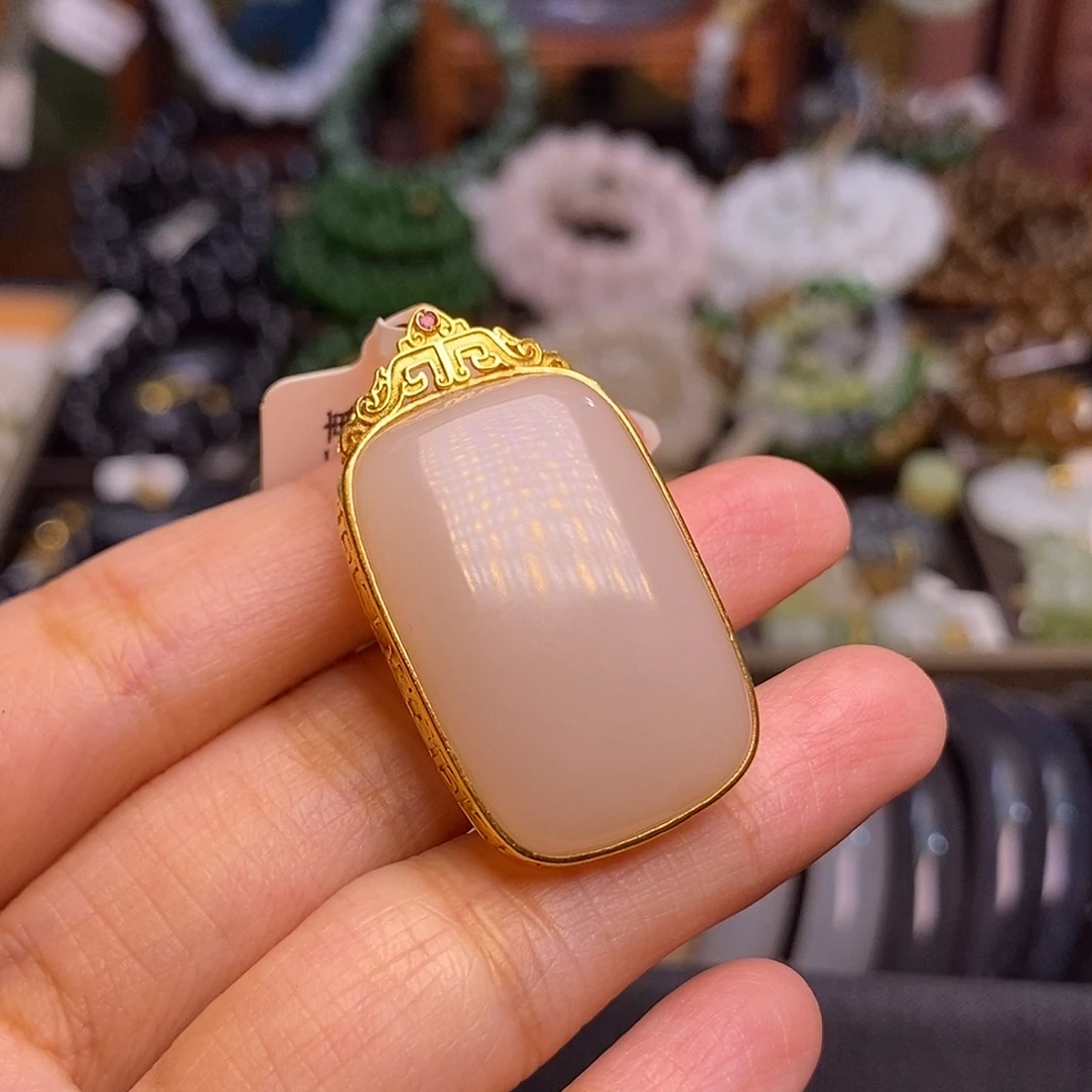 和田玉未镶嵌颈饰老矿料金镶浓藕粉无事牌