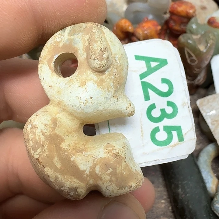 蛇纹石玉颈饰未镶嵌