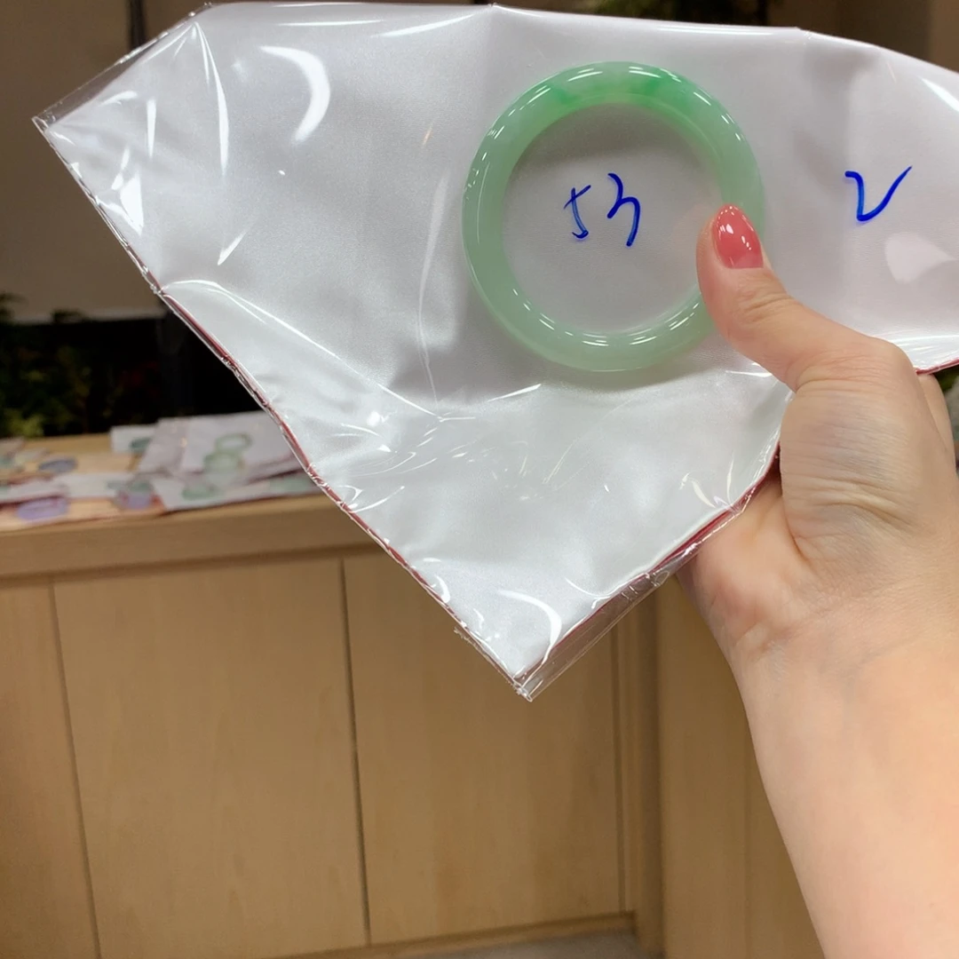 翡翠手镯未镶嵌不退不换