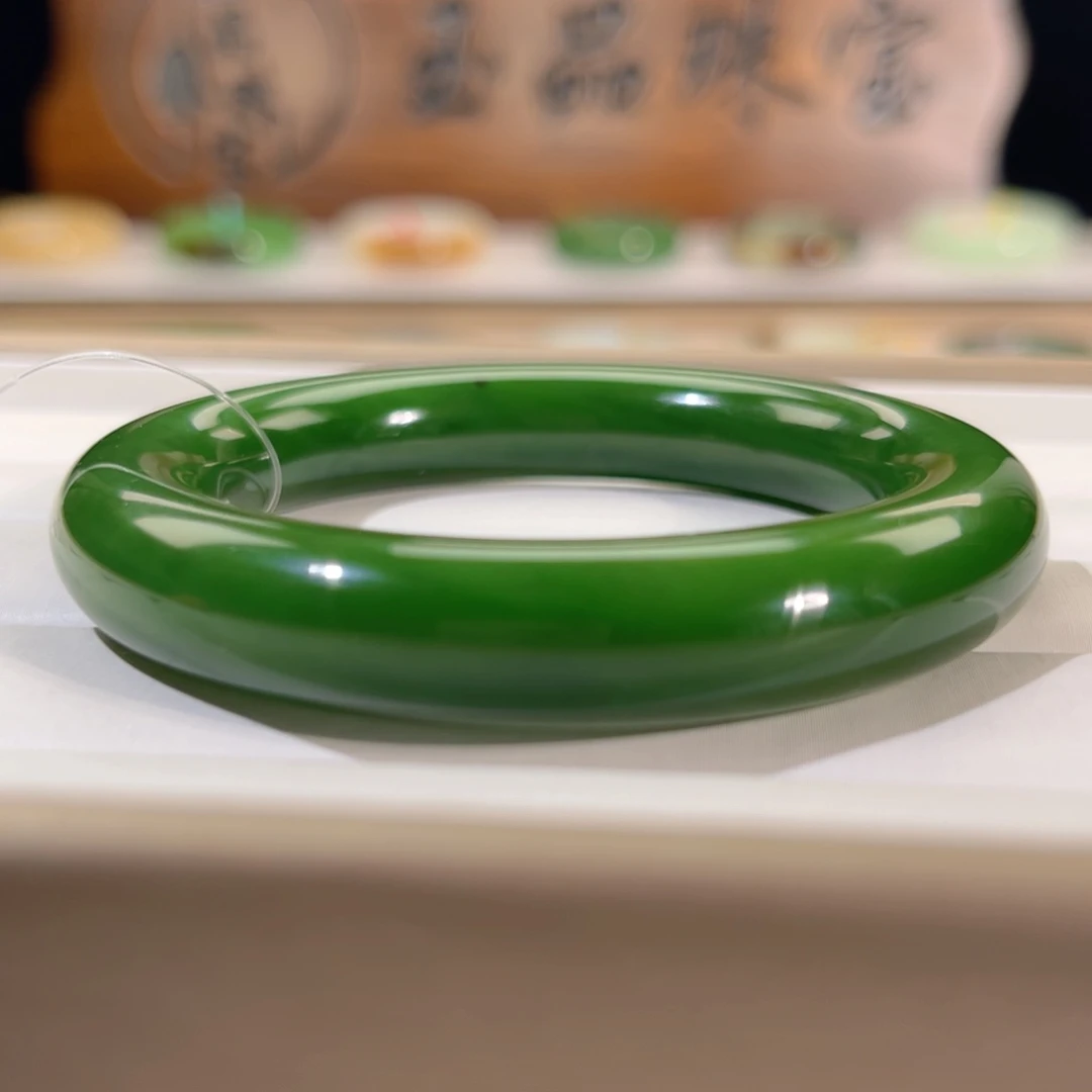 和田玉未镶嵌手镯   「俄红皮辣绿 胖圆」