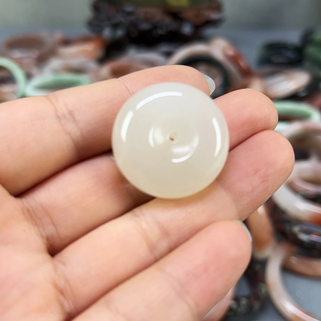 石英质玉手镯未镶嵌平安扣