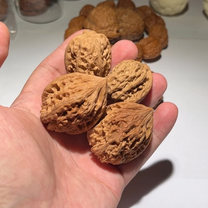 桃核把件狮子头核桃