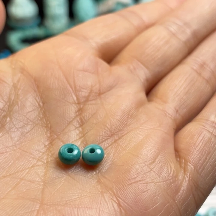 喜***海绿松石未镶嵌颈饰