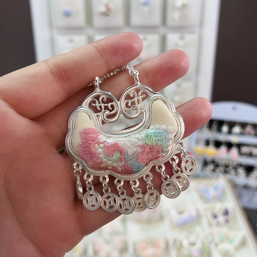 布艺合金如意锁包