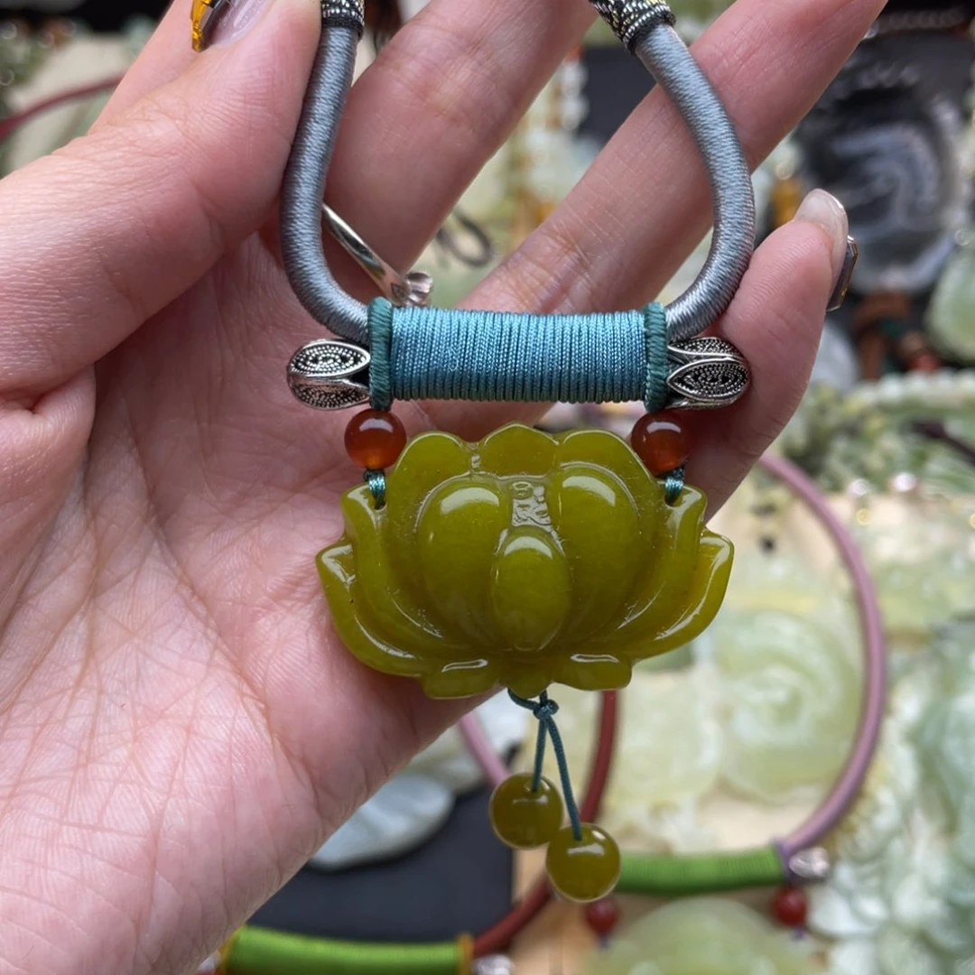 蛇纹石玉颈饰未镶嵌