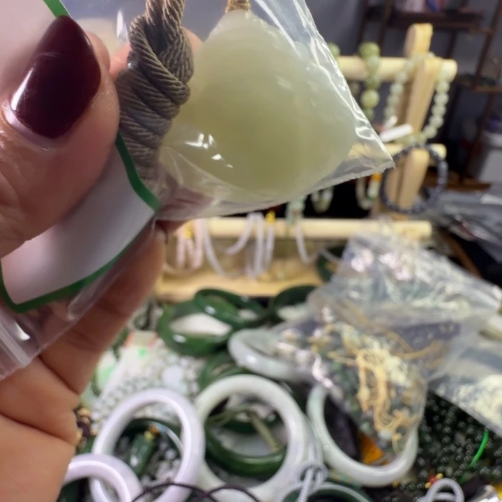 岁***好和田玉（糖玉）未镶嵌颈饰