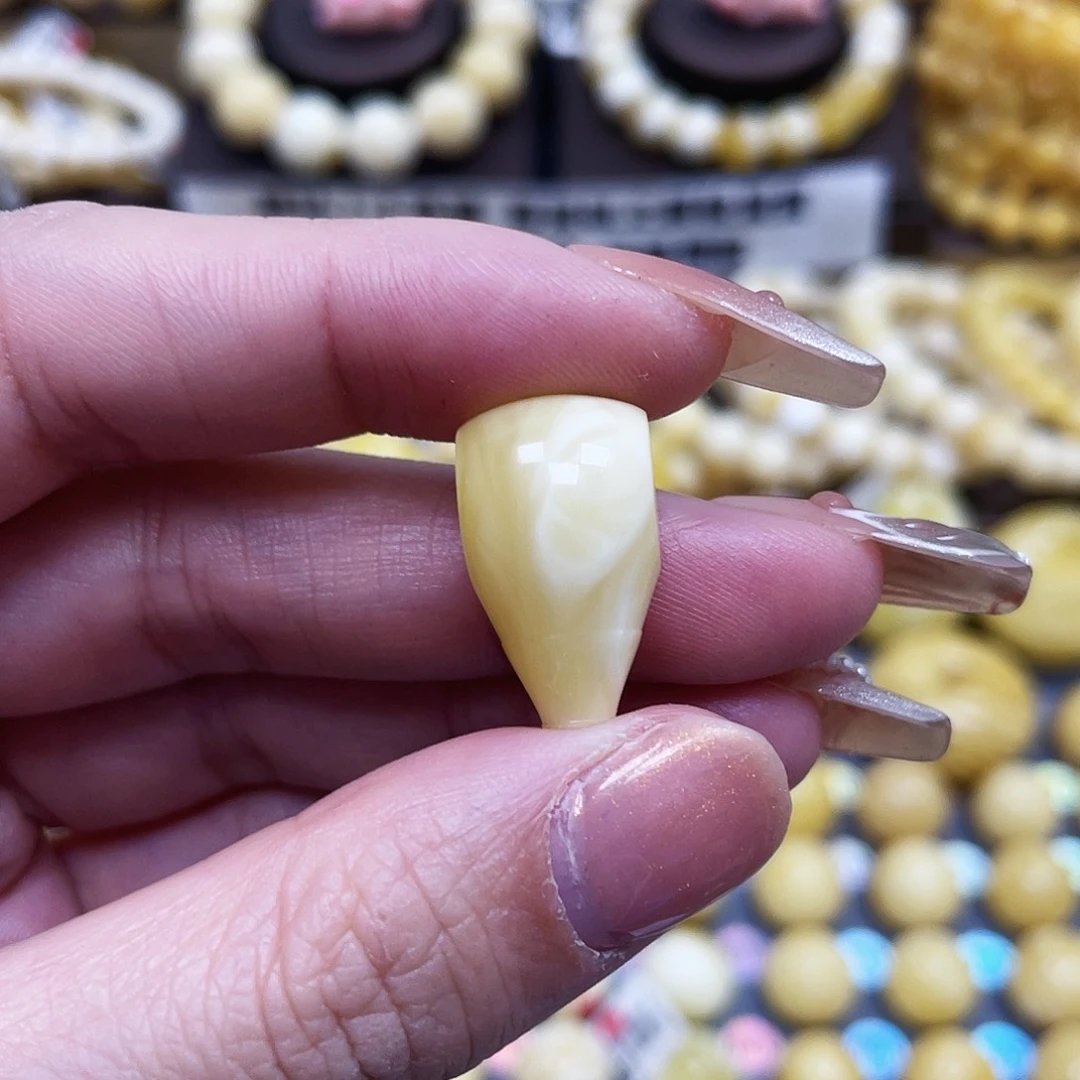 琥珀珠宝奇石未镶嵌11.8×20.6mm