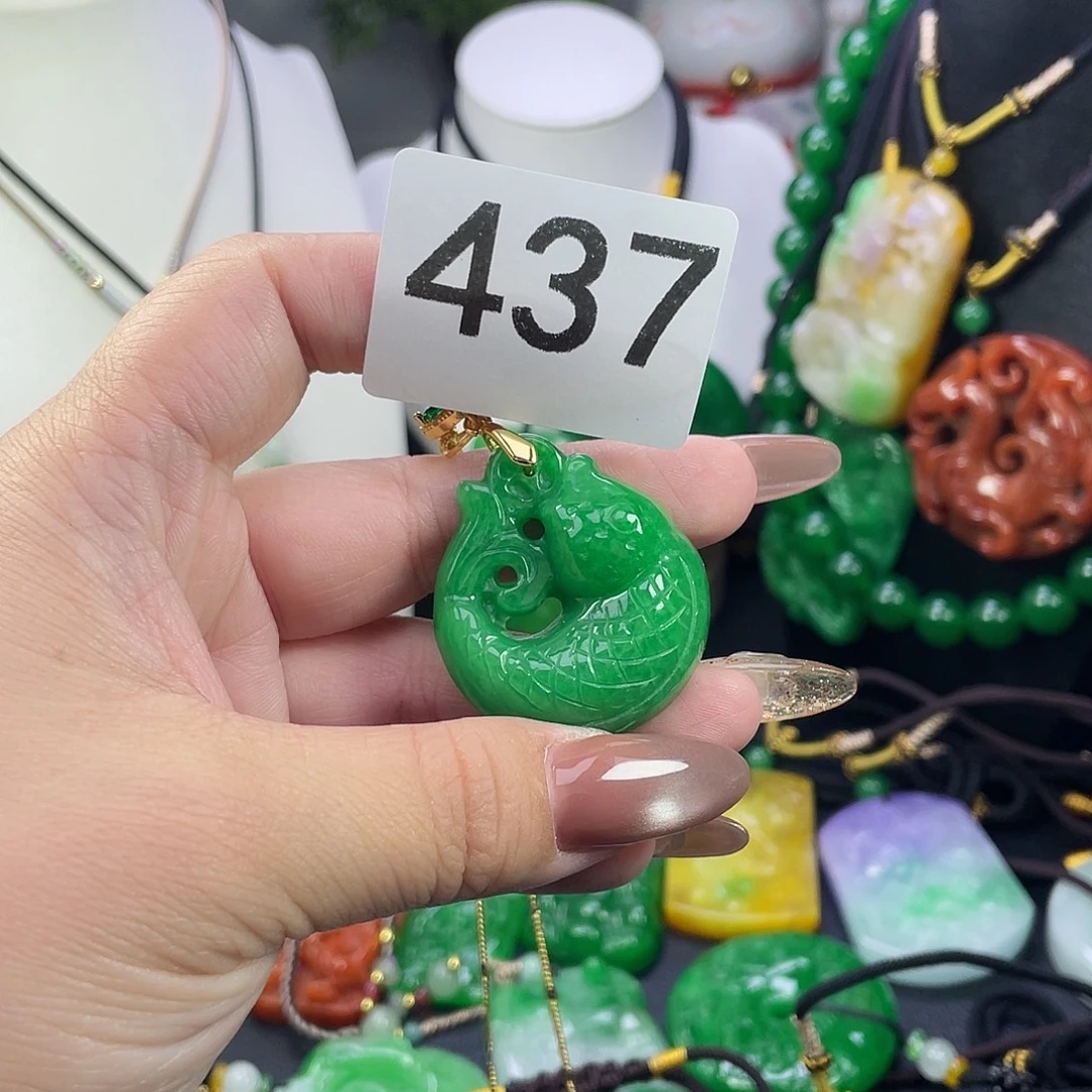 翡翠未镶嵌吊坠(赠链)