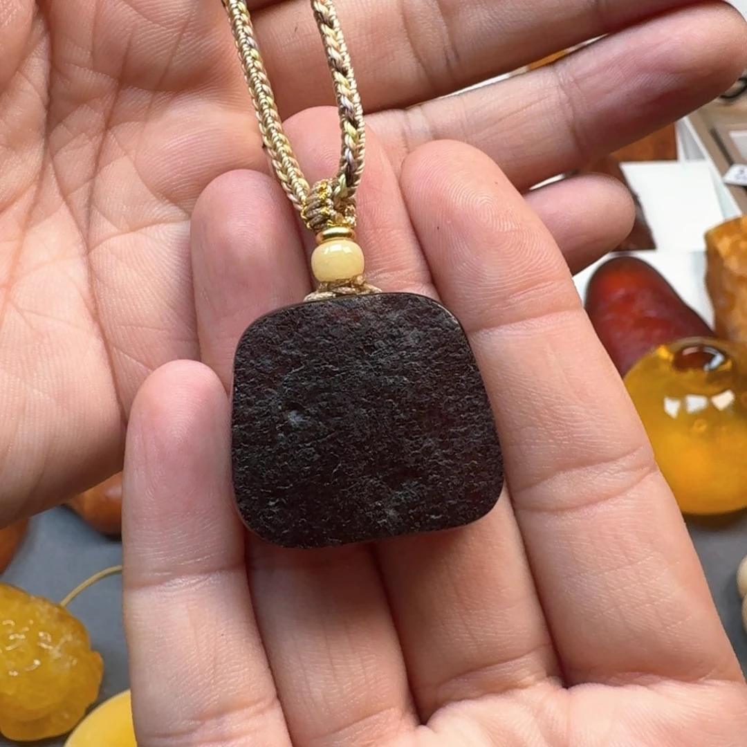 未镶嵌颈饰琥珀蜜蜡