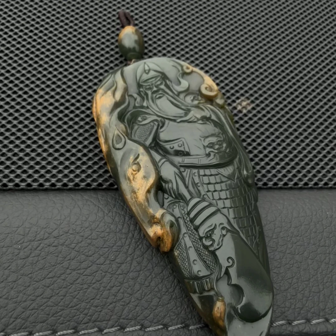 河磨玉真正孑料析木玉俏色巧雕关公玉牌吊坠