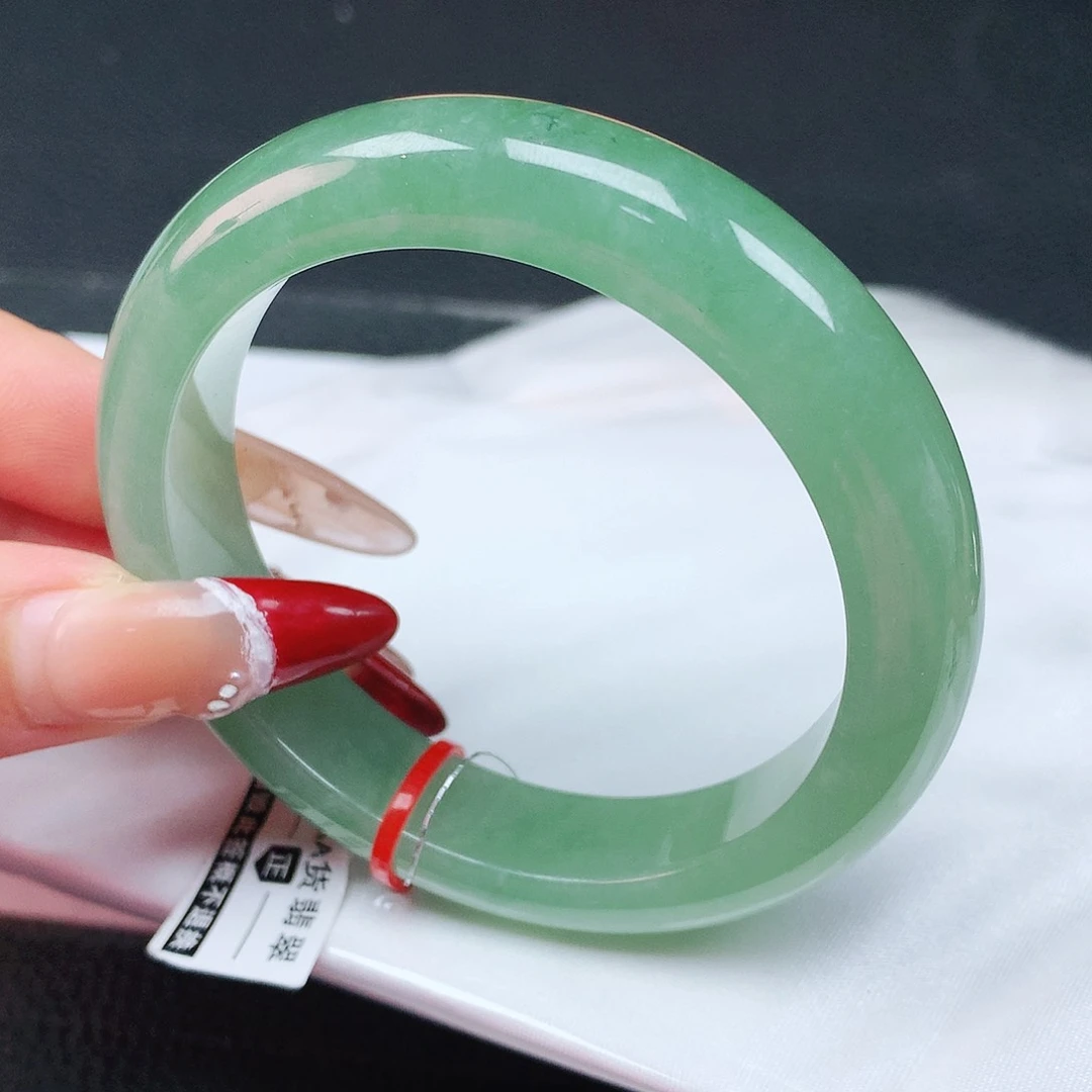 翡翠手镯未镶嵌55圈