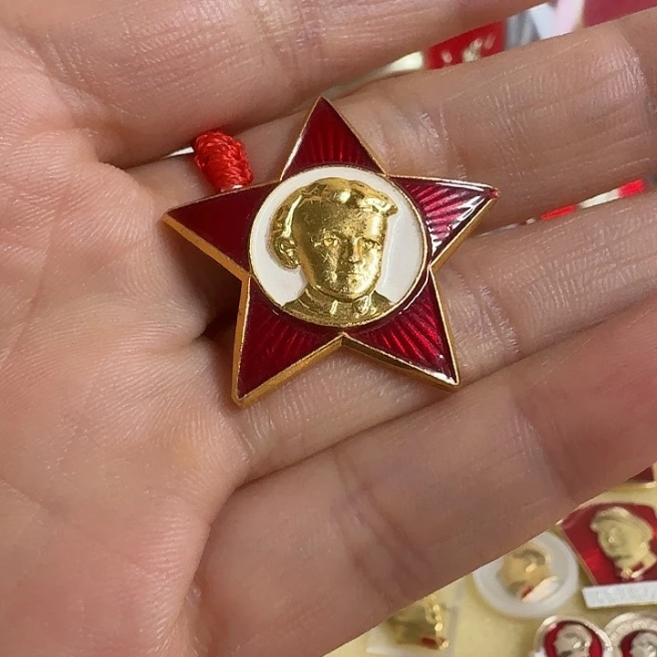 用***0双层款铝合金五角星小列宁小章一枚