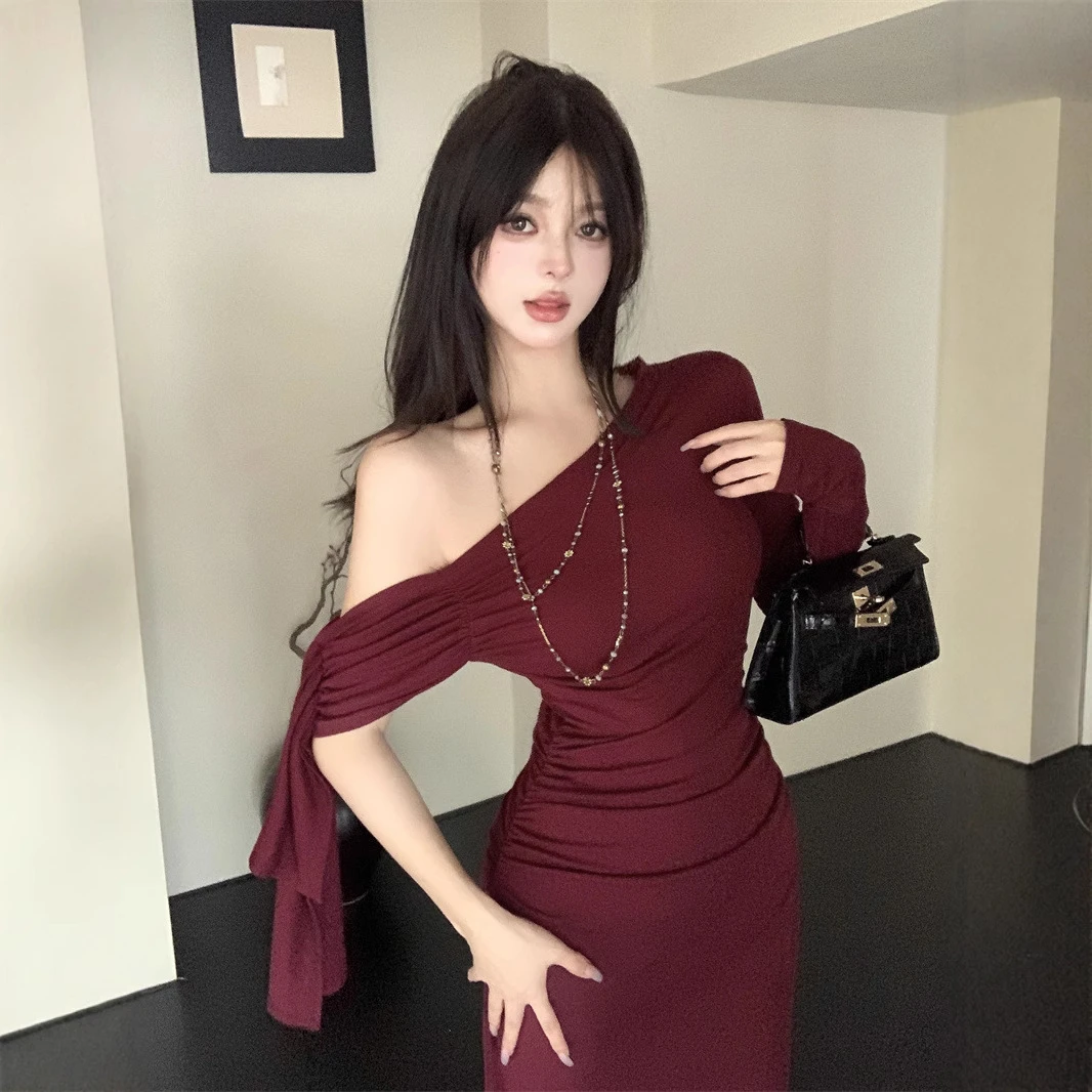 酒红色飘带斜肩长袖连衣裙女春秋季修身不规则辣妹纯欲包臀小妈裙