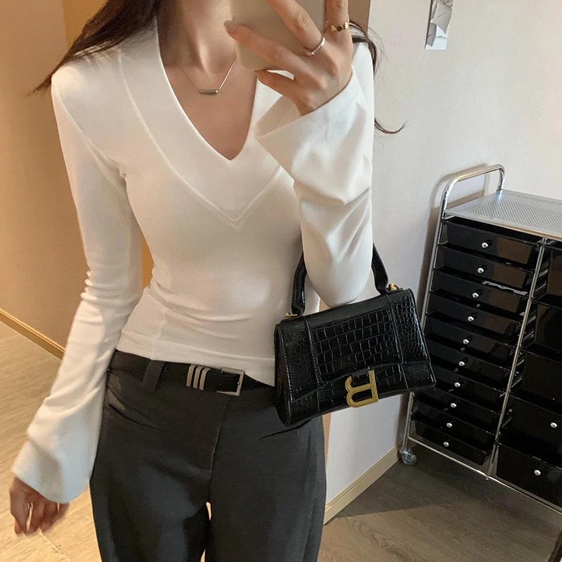 Snn-羊绒V领秋冬磨毛绒感长袖T恤女修身显瘦内搭打底衫垫肩上衣