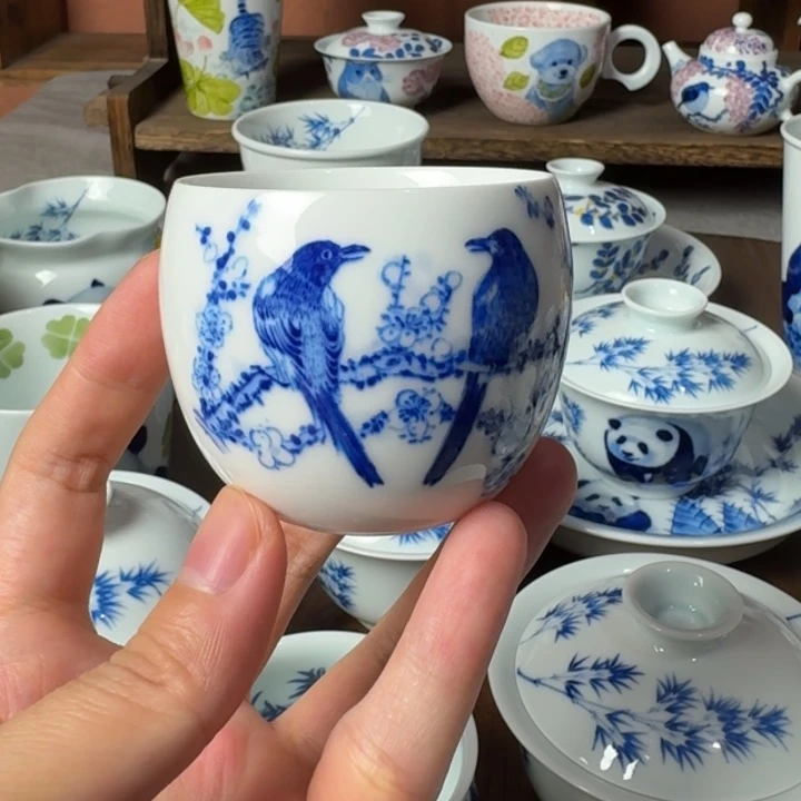 手绘青花茶杯福多多