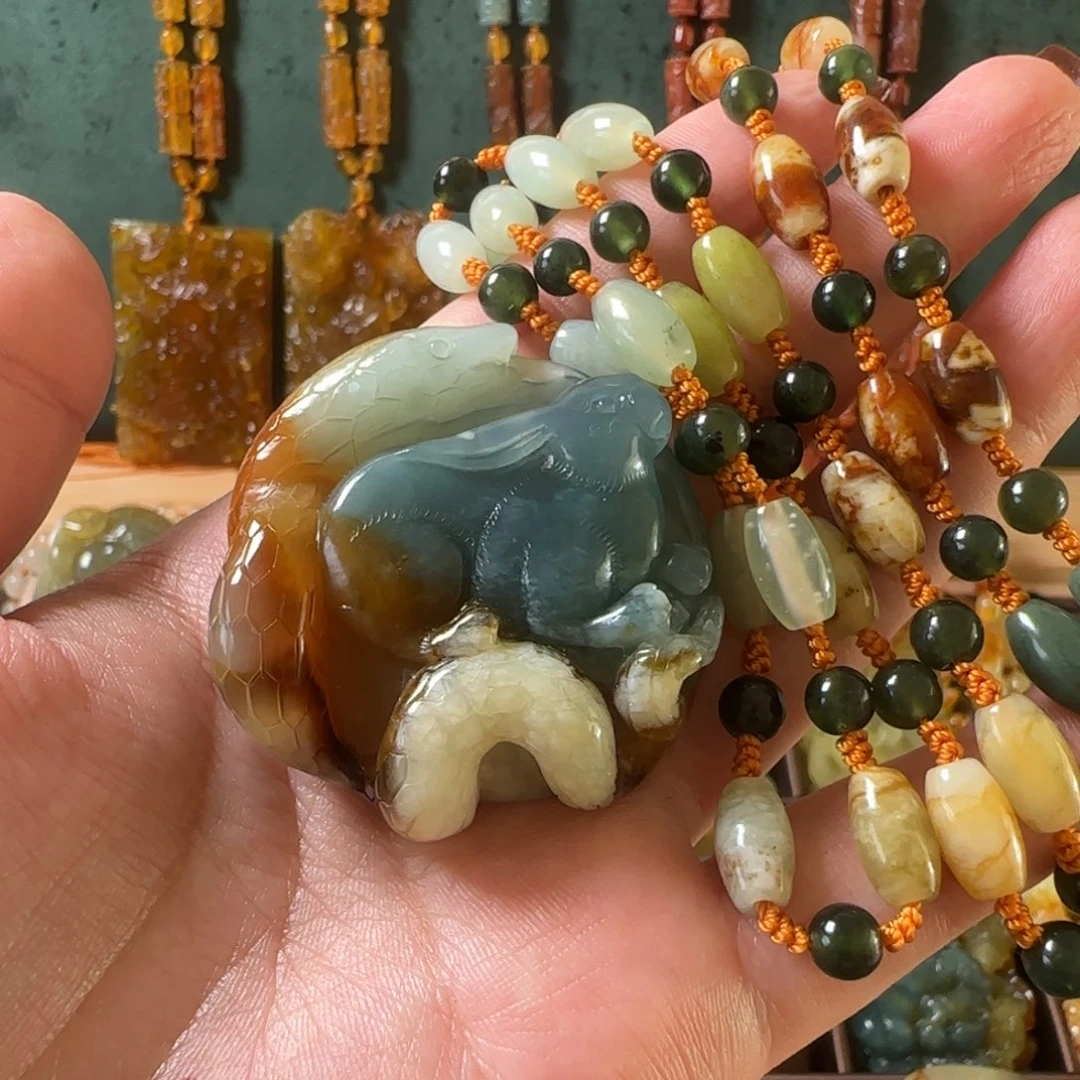 蛇纹石玉颈饰合金薛*了