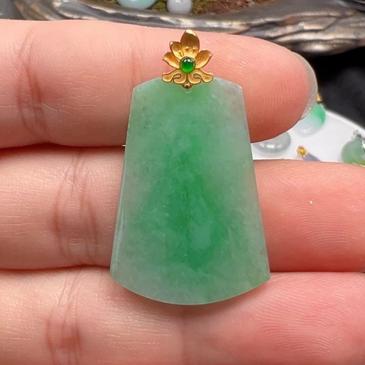 翡翠18K金镶嵌颈饰翡翠